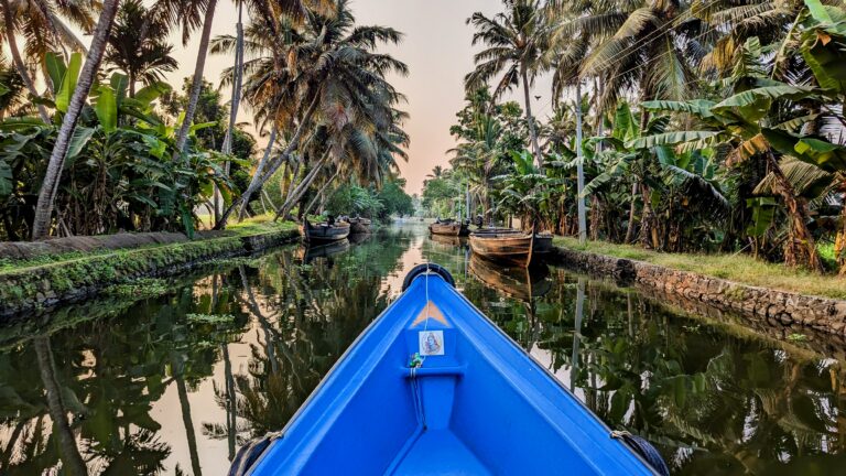 Small boat in the canals in the backwaters of Kerala, a must do in 4 days in Kerala